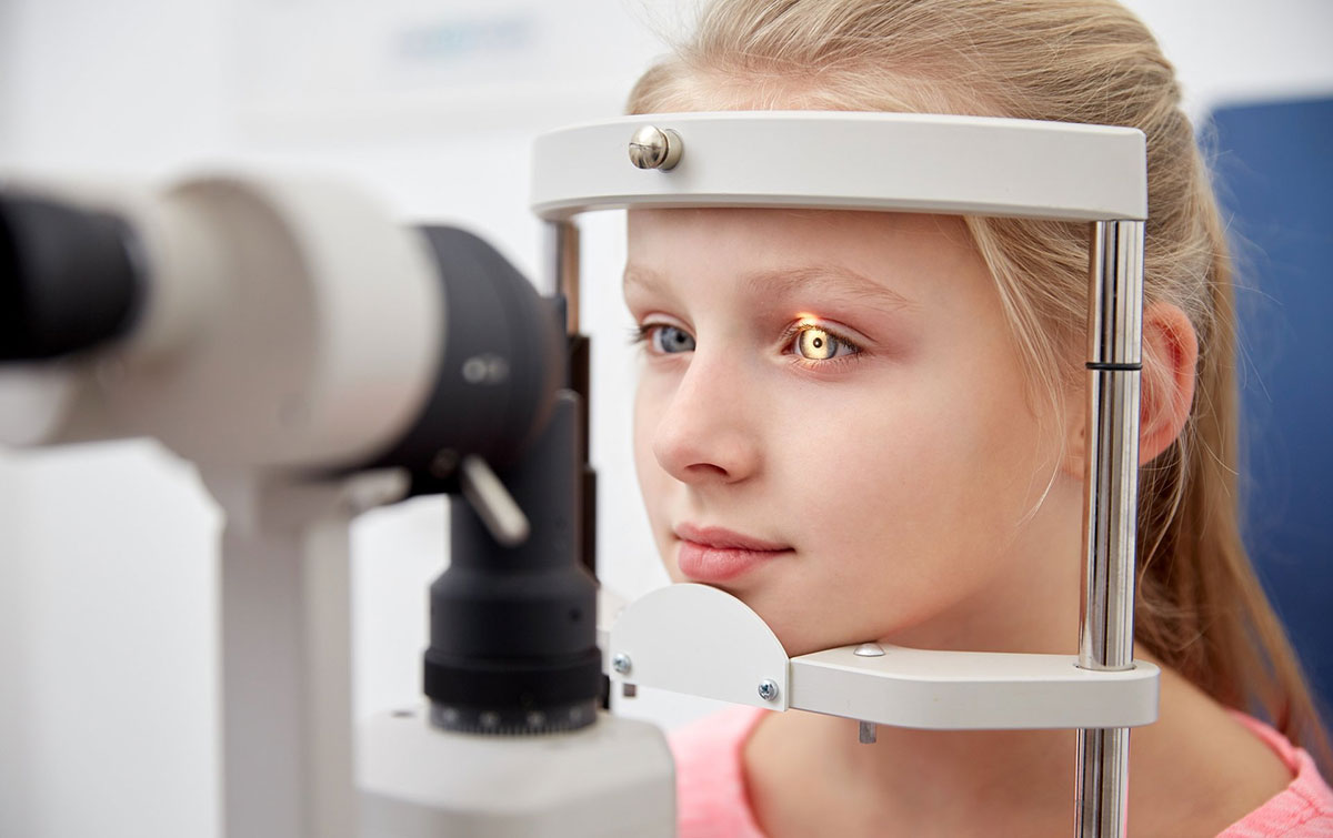 У ребенка гноится глазик – что делать, как и чем лечить?