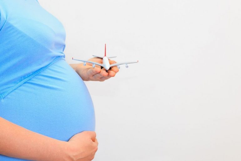 Можно ли беременным летать на самолете: на каких триместрах полеты запрещены и почему