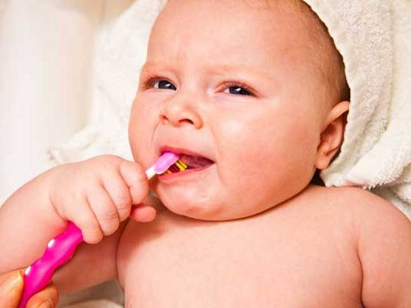 Режутся зубки: как облегчить боль при прорезывании зубов ребенка