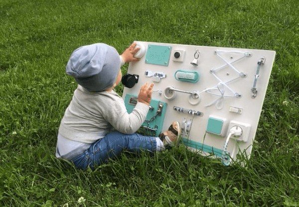 Бизиборд – развивающая доска с замочками и кнопочками для малышей своими руками