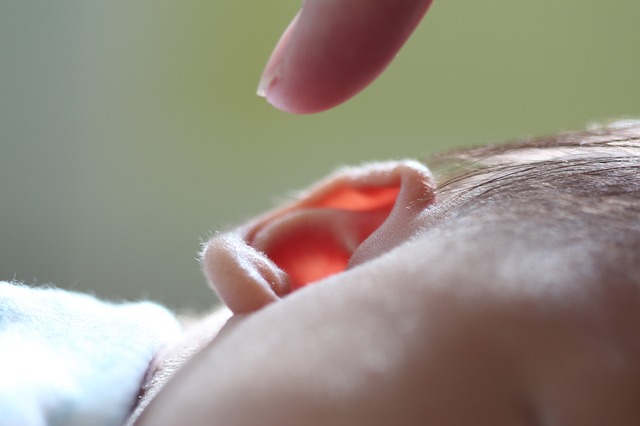 От чего может болеть ухо у ребенка младше года