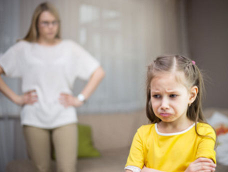 Что делать, если ребенок не отпускает маму ни на шаг?