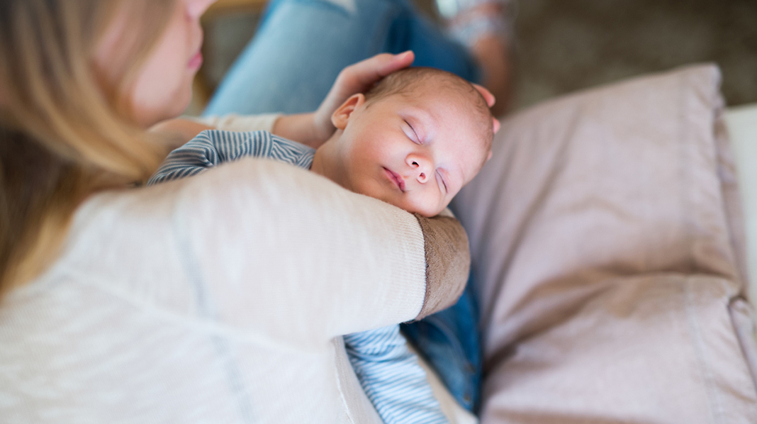 Грудной ребенок спит с мамой – опасно или нет