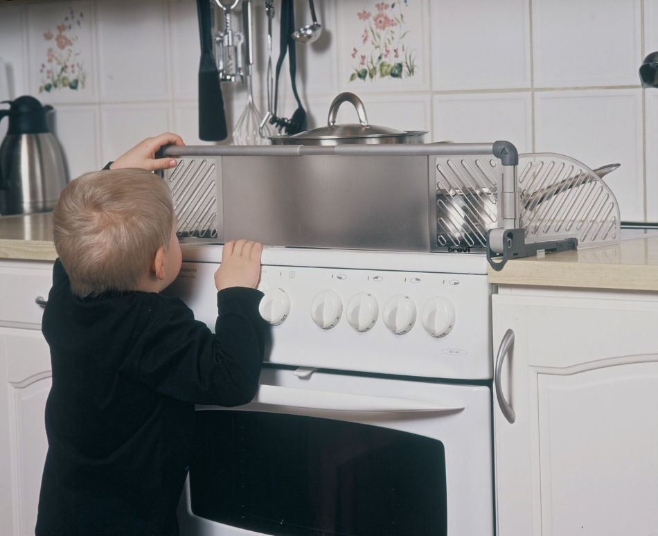 Как оставить ребенка одного дома и не переживать. Подготовка детей и правила безопасности