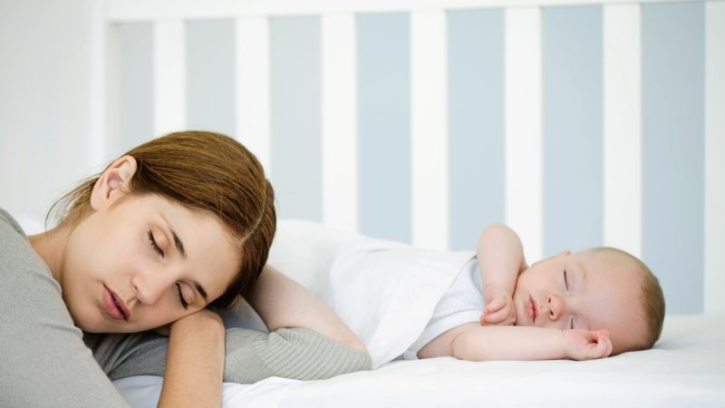 Почему новорожденный не спит весь день и как решить данную проблему