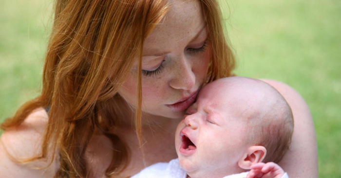 Почему у новорожденных шелушится кожа на голове и теле – что нужно знать маме