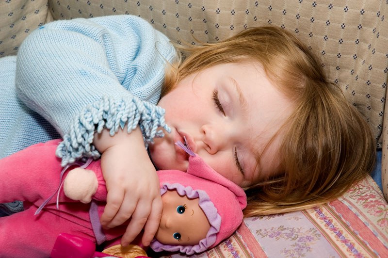 Ребенок долго засыпает: как уложить быстро?