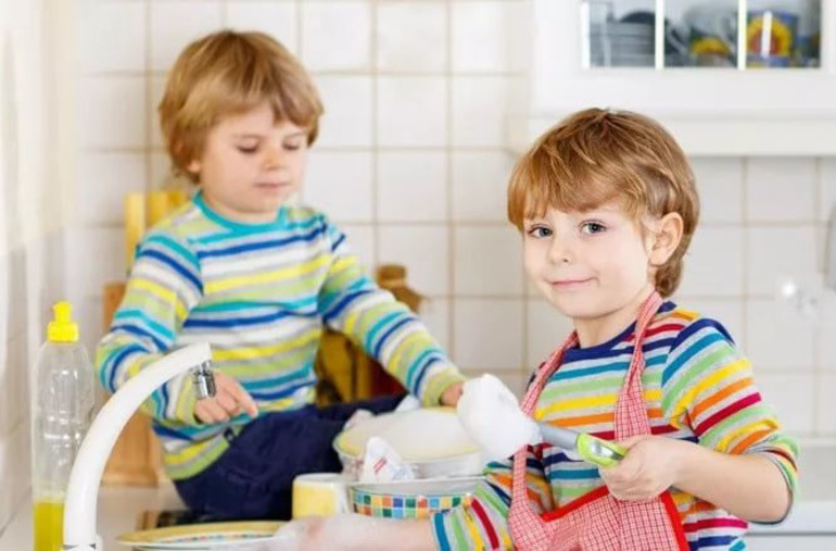 Ребенок и домашние обязанности: когда и с чего начинать прививать любовь к порядку