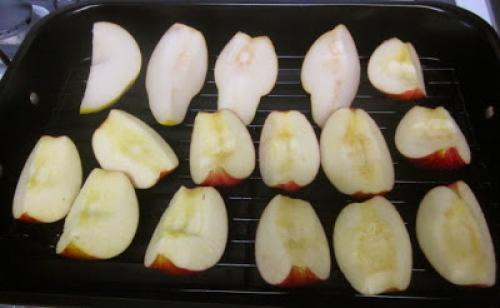 Печеное яблоко в духовке для ребенка до года