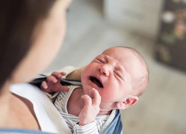 Выделения из глаз у новорожденного — причины появления слизи