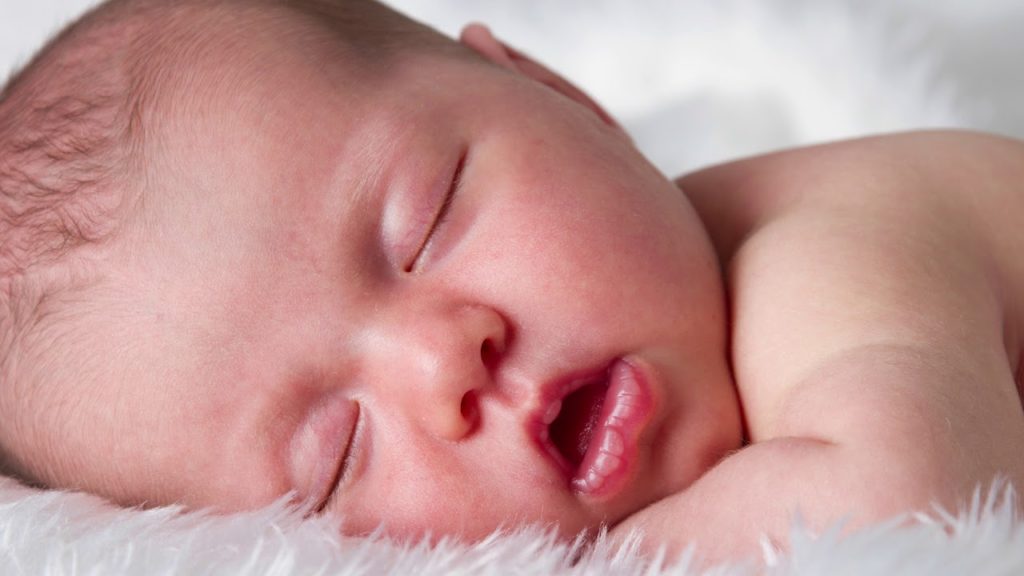 Трясется нижняя губа у новорожденного | уроки для мам