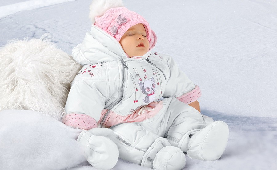 Гуляем с пользой: как правильно одеть младенца на прогулку в разное время года