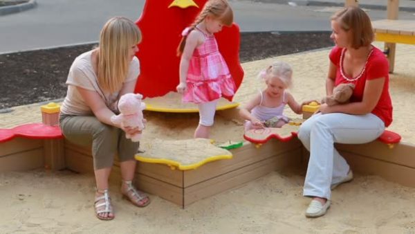 5 вещей, о которых врут все мамы на детской площадке