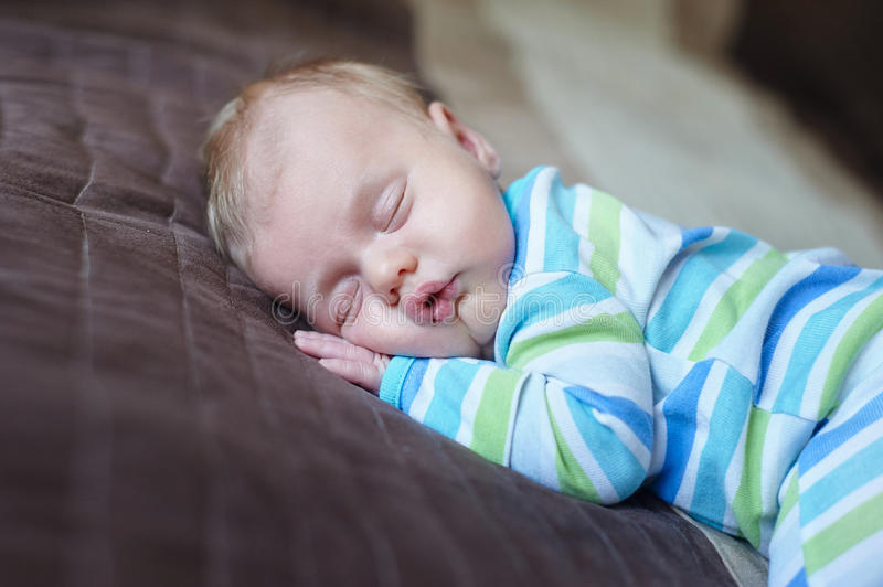 Месячный ребенок не спит целый день: почему так происходит, причины плача, что делать