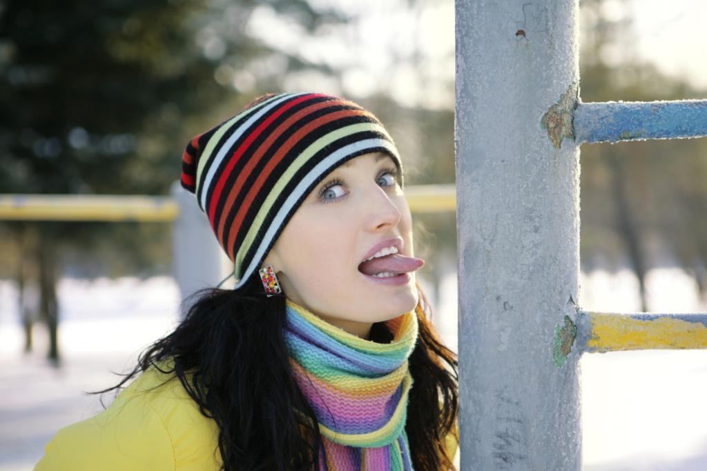 Язык примерз на морозе к железу – что делать, как помочь ребенку