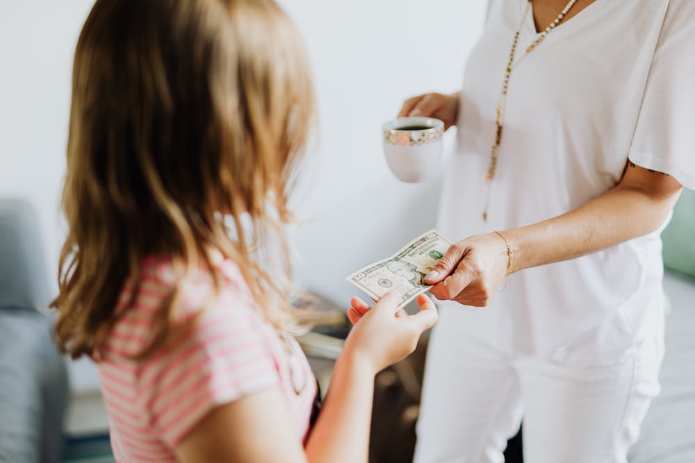 За работу по дому и просто так: в каком возрасте нужно начинать давать детям карманные деньги (мнение эксперта по финансам)