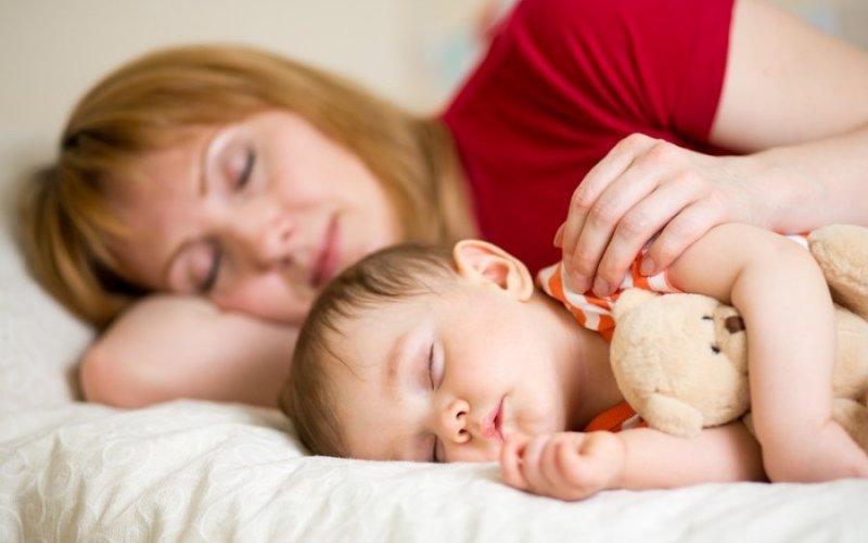 Почему ребенок долго спит днем и ночью — причины