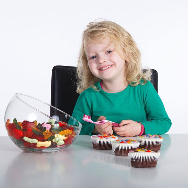5 причин, по которым ваш ребенок переедает сладости