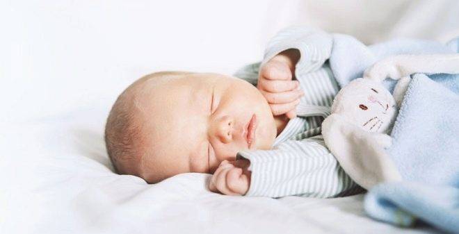 Ребенок спит на животе — опасно ли это для грудничка