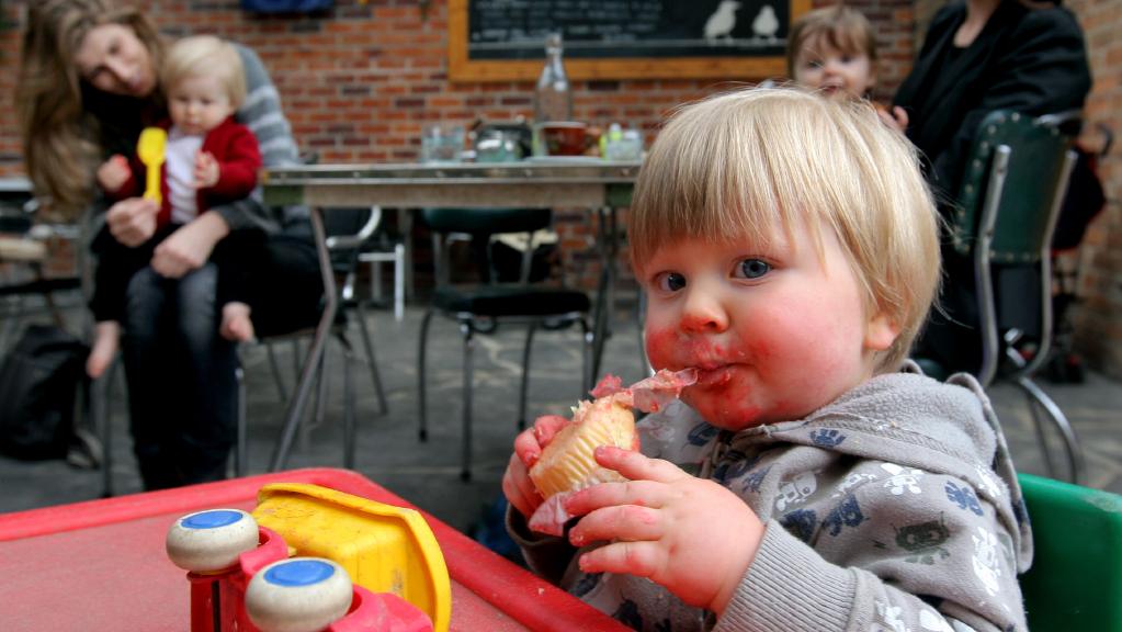 Видео: как посещать рестораны с маленькими детьми