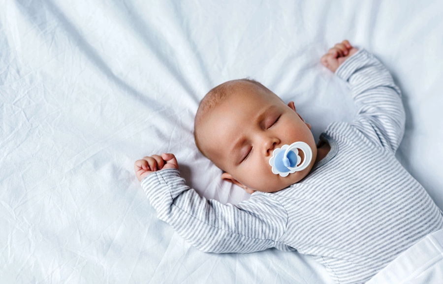 Ребенок спит только с грудью