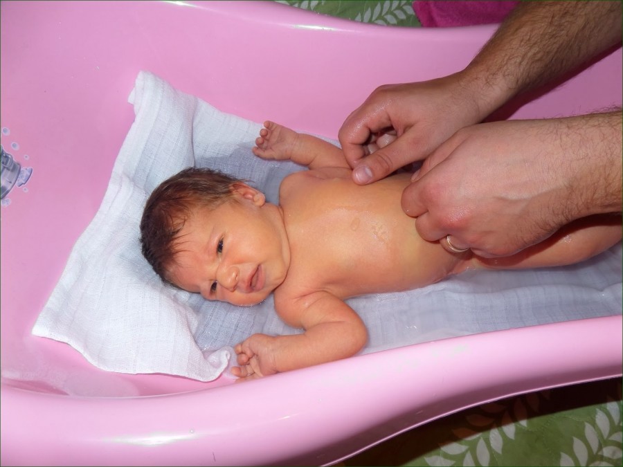 Как правильно мыть и подмывать новорожденную девочку: видео-уроки интимной гигиены и ухода
