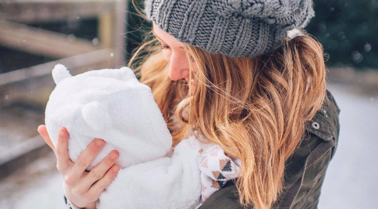 Гулять с новорожденным до или после кормления — когда начинать