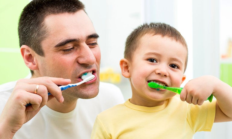 Когда начинать чистить зубы малышу