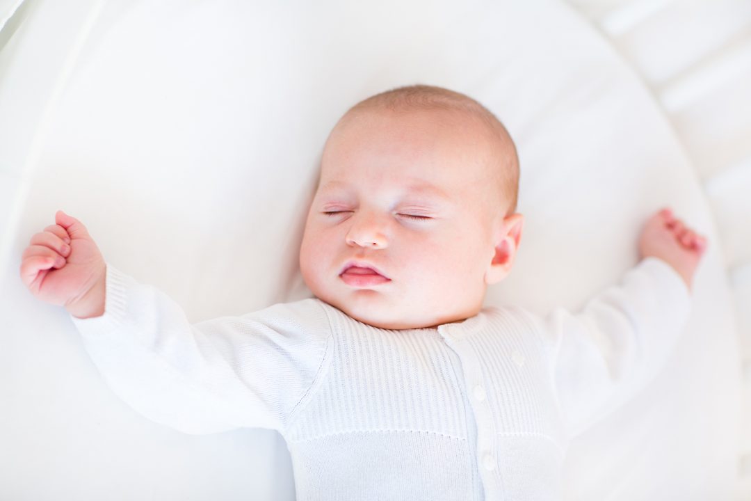 Как предупредить чрезмерную потливость головы у малыша по ночам