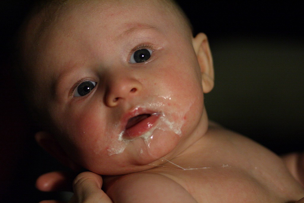 Если новорожденный поперхнулся молоком что делать. почему ребенок давится слюной или соплями и что делать в таком случае