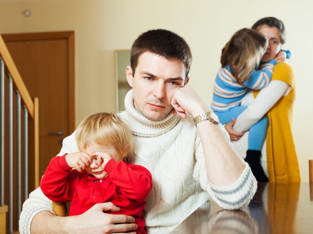 Как оформить отказ от отцовства?