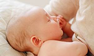 Ребенок спит только на руках, а положишь просыпается: проблема или нет