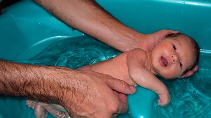 Купание новорожденного в ванне