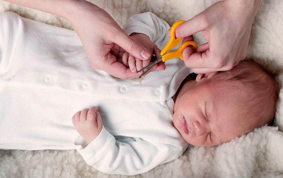 Когда можно начать стричь ногти младенцу, и как это делать правильно?