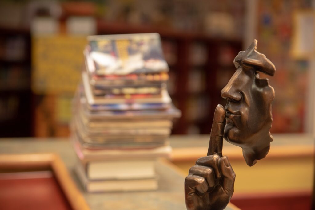 Ребёнок ковыряет в носу: что делать?