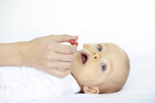 Можно ли капать грудное молоко в нос при насморке новорожденному