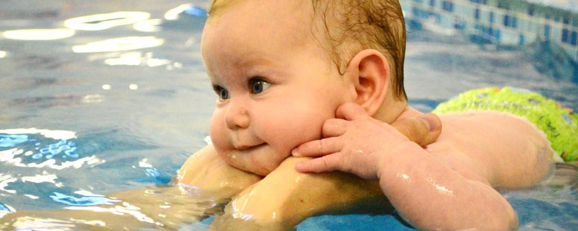 Плавание с первых дней: плюсы и минусы такого развития