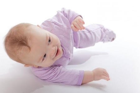 Во сколько месяцев ребенок начинает переворачиваться со спины на живот, с живота на спину: +3 видео