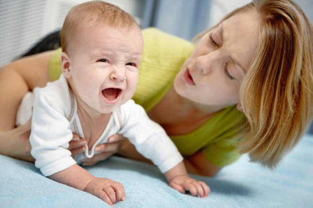 Почему новорожденный ребенок плачет, когда писает