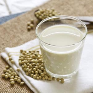 Полезно ли при грудном вскармливании соевое молоко?