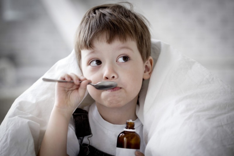 Влажный или сухой кашель по утрам у ребенка — возможные причины