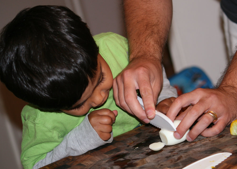 Безопасность детей на кухне: чем занять ребенка пока мама готовит