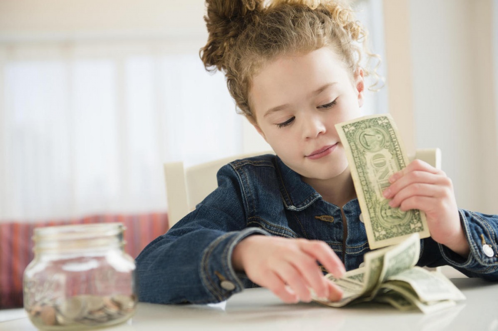 Как научить ребенка правильному отношению к деньгам | parents