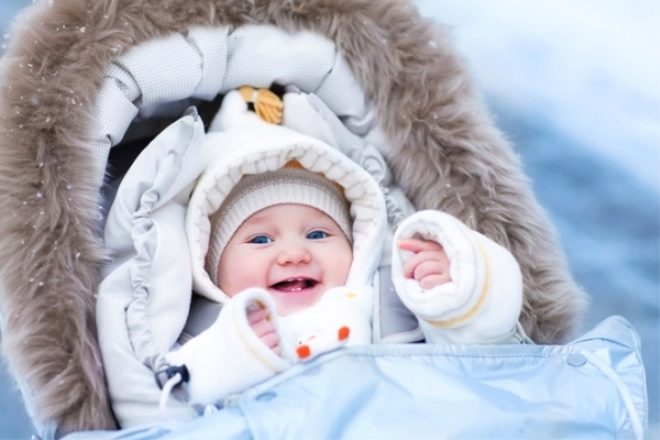 Как гулять с новорожденным зимой — первая прогулка