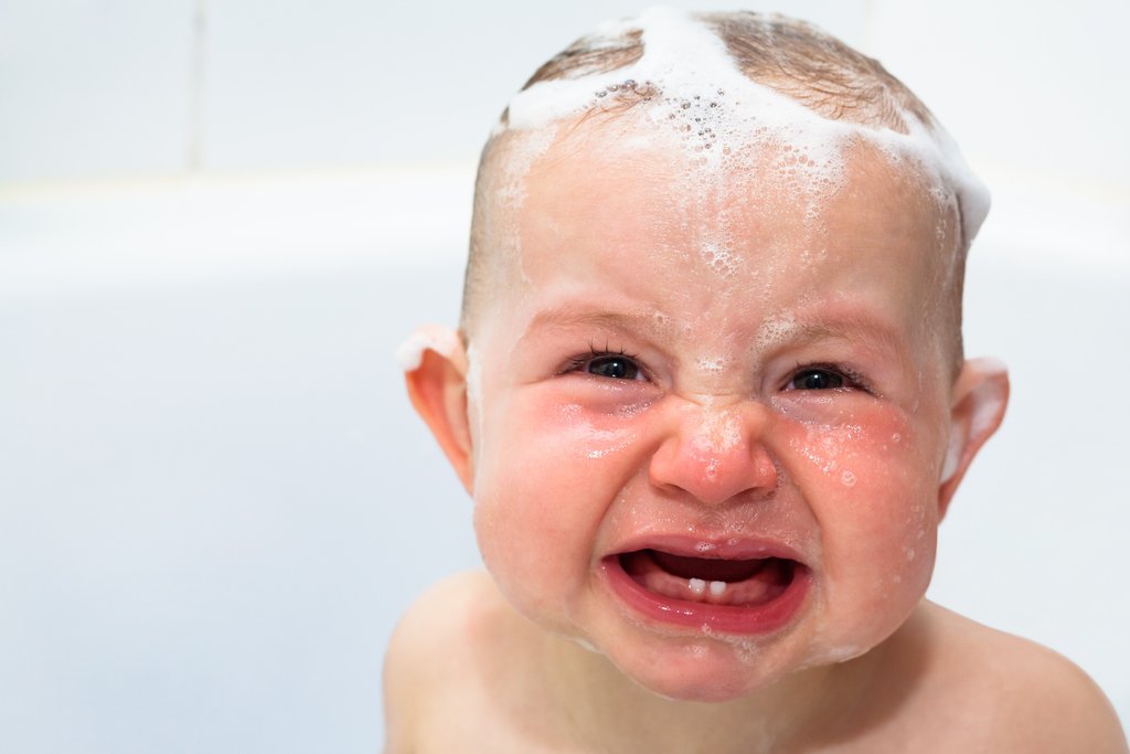Что делать, если ребенок боится мыть голову: полезные советы и рекомендации родителям
