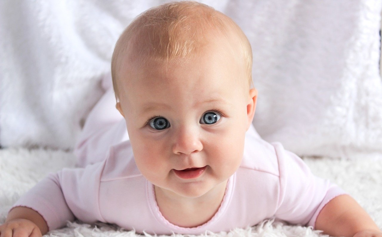 Дома новорожденный, а старший ребенок заболел — как уберечь грудничка