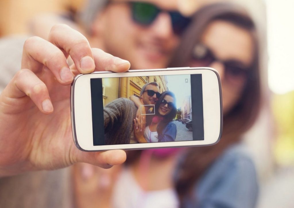 Почему многие мамы боятся выставлять фото с детьми в соцсетях