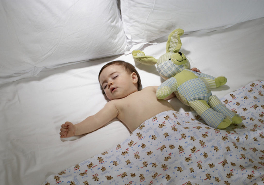 Когда дети начинают спать всю ночь? | pampers
