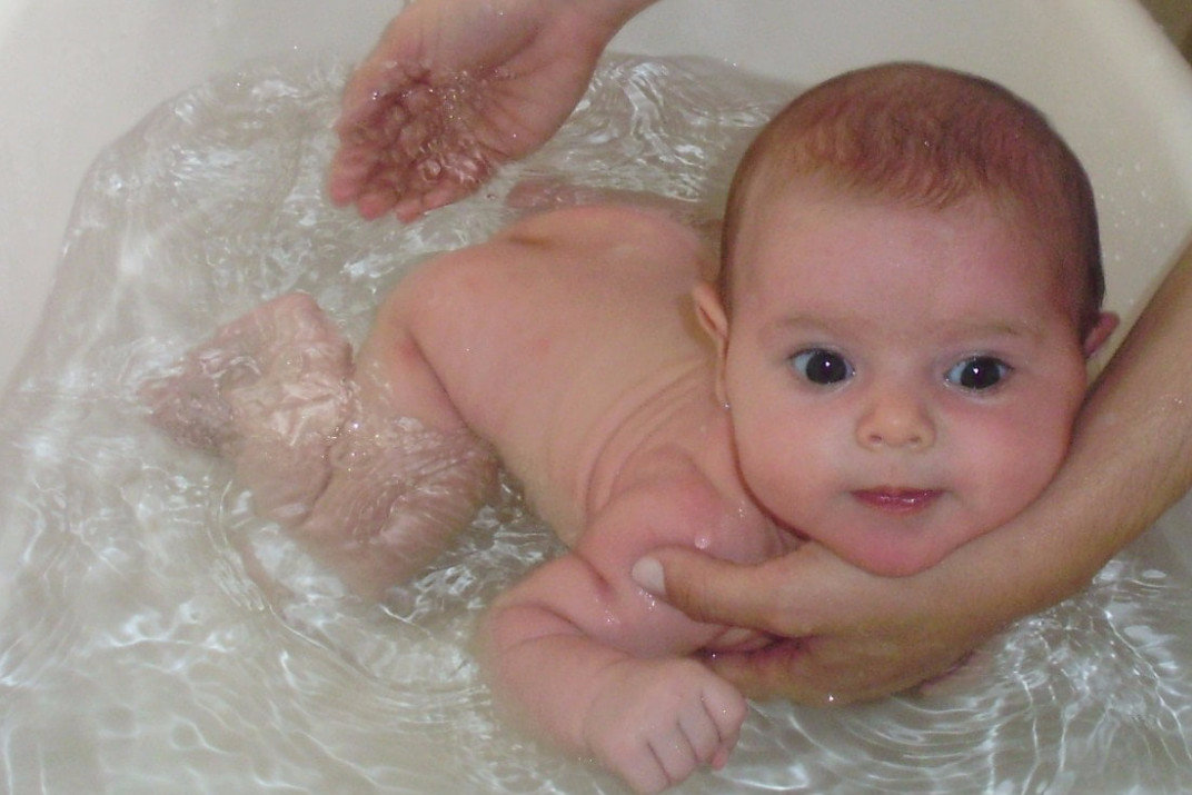 Уход за новорожденными: как подмывать девочку и мальчика