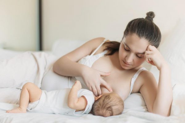 Можно ли кормить ребенка при температуре у мамы грудным молоком